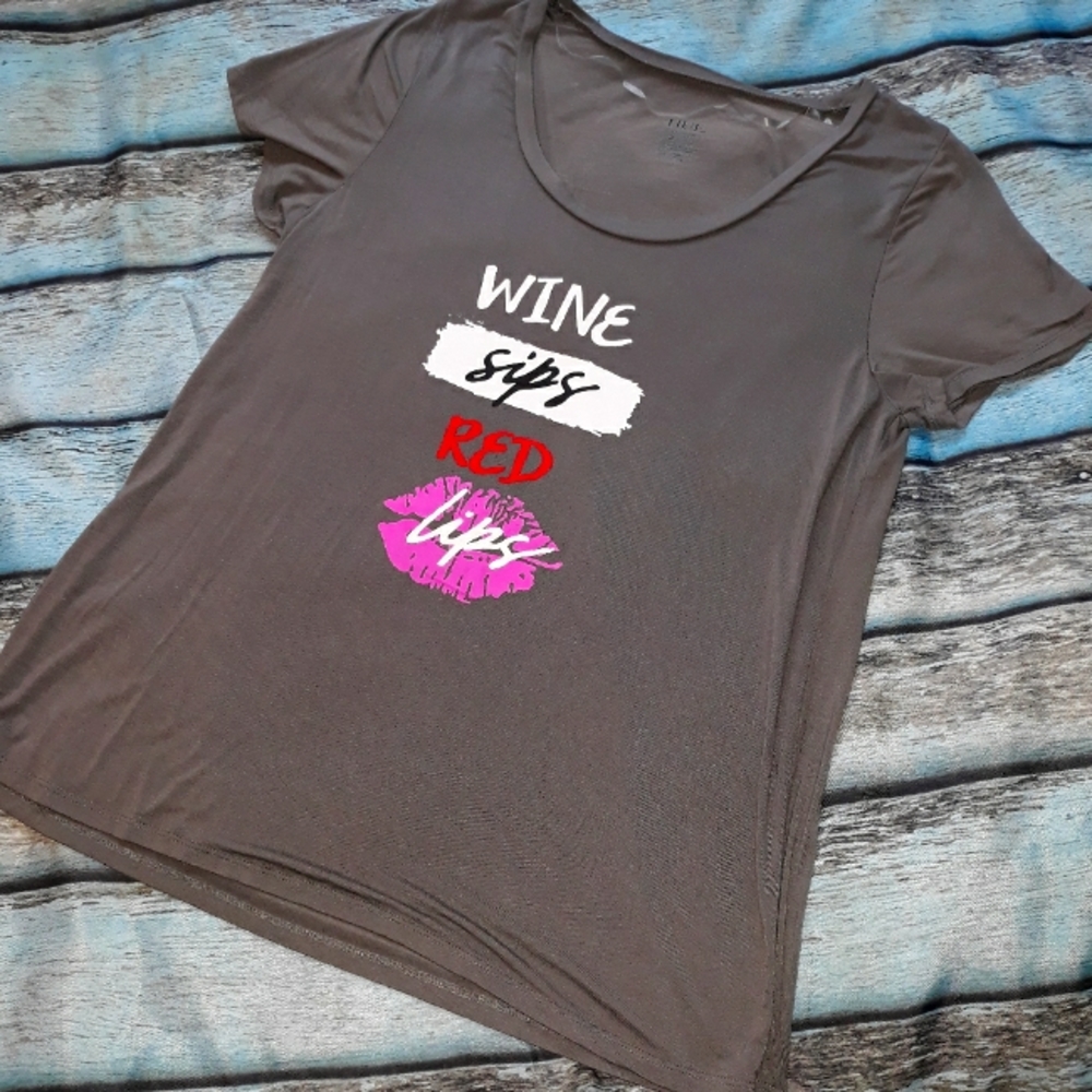 Wine Sips Red Lips tee shirt size L